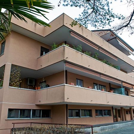 Sky View Apartment Комо Екстериор снимка